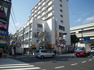 横浜 元町通り 元町交差点で本牧通りを渡る
